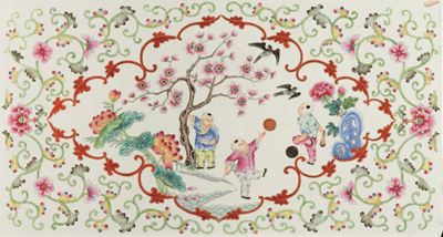 Grande Placca in Porcellana Famiglia Rosa Raffigurante Bimbi e Decori Floreali, Cina, Repibblica