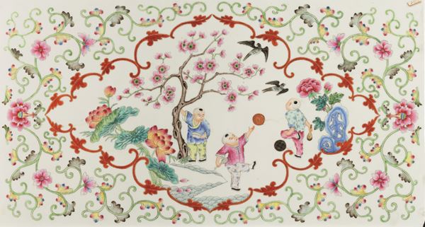 Grande placca in porcellana Famiglia Rosa raffigurante bimbi e decori floreali, Cina, Repibblica