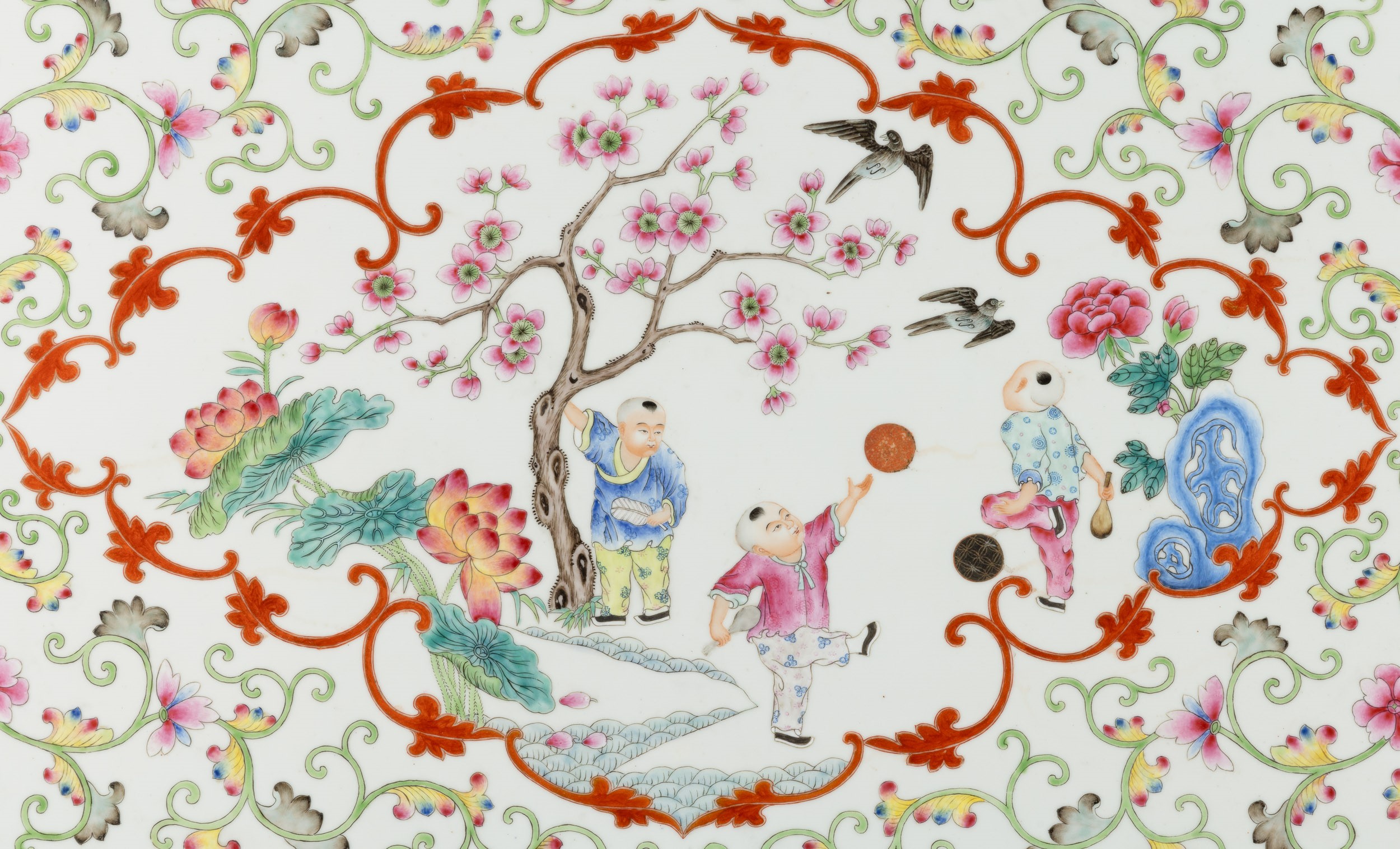 Grande Placca in Porcellana Famiglia Rosa Raffigurante Bimbi e Decori Floreali, Cina, Repibblica