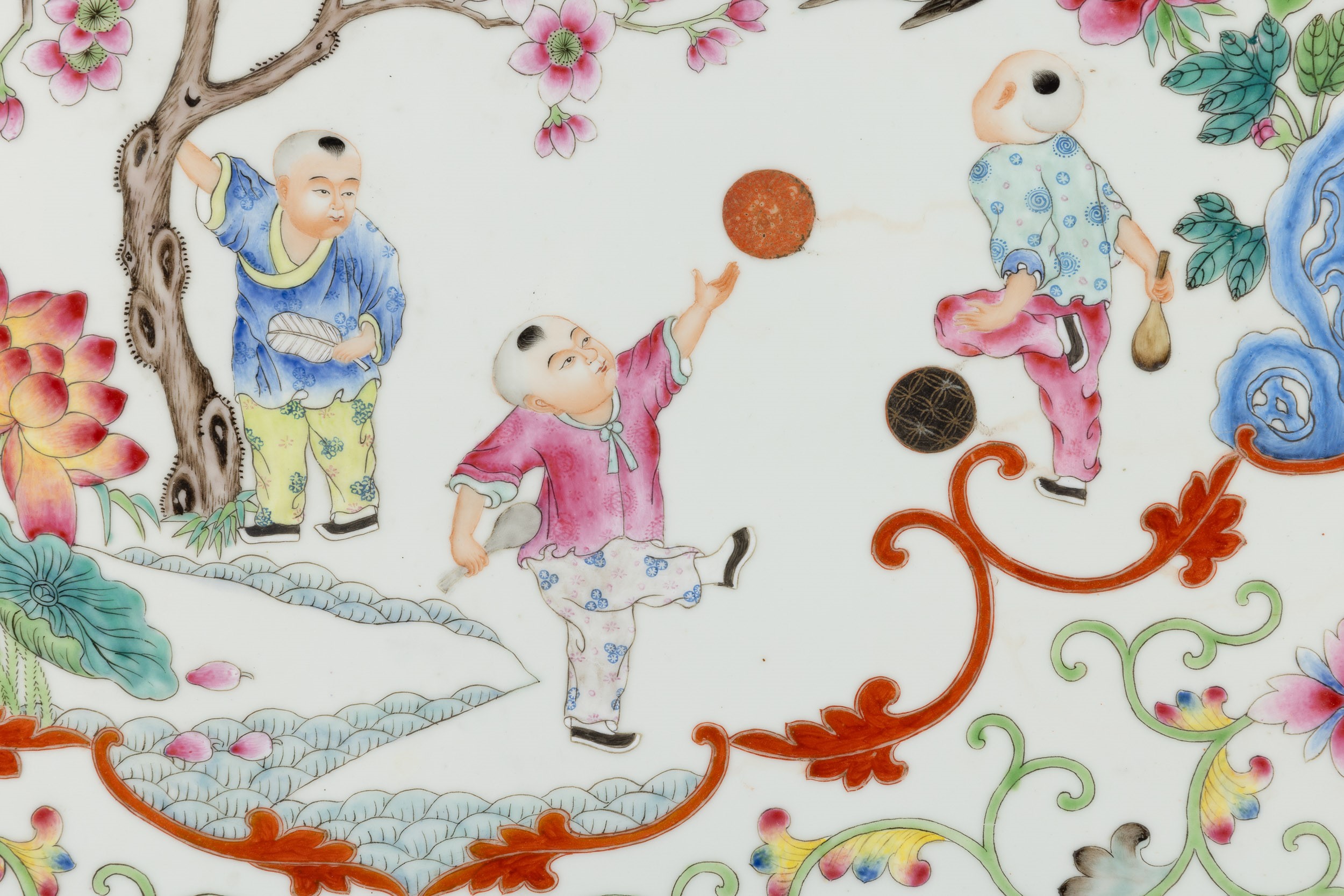 Grande Placca in Porcellana Famiglia Rosa Raffigurante Bimbi e Decori Floreali, Cina, Repibblica