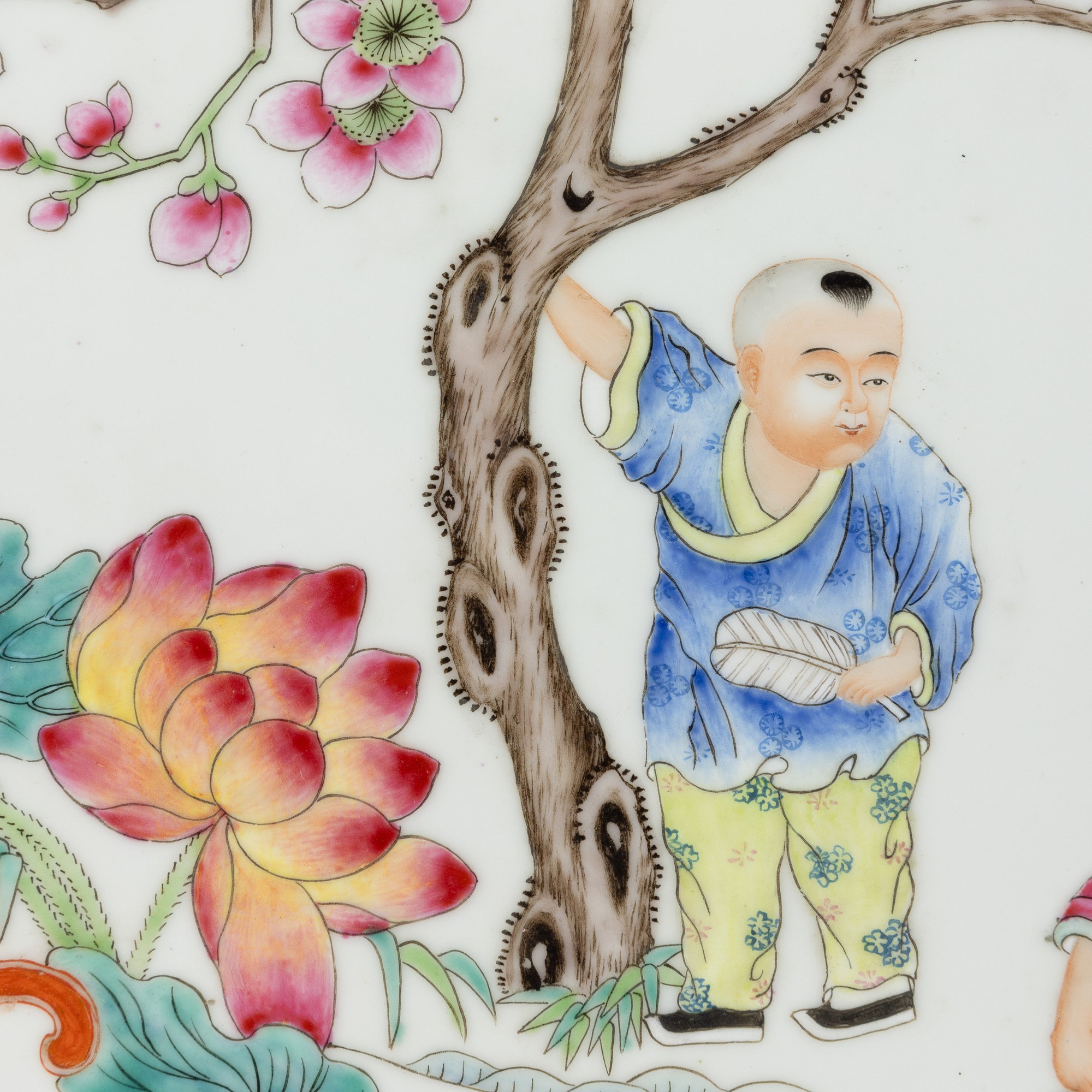 Grande Placca in Porcellana Famiglia Rosa Raffigurante Bimbi e Decori Floreali, Cina, Repibblica