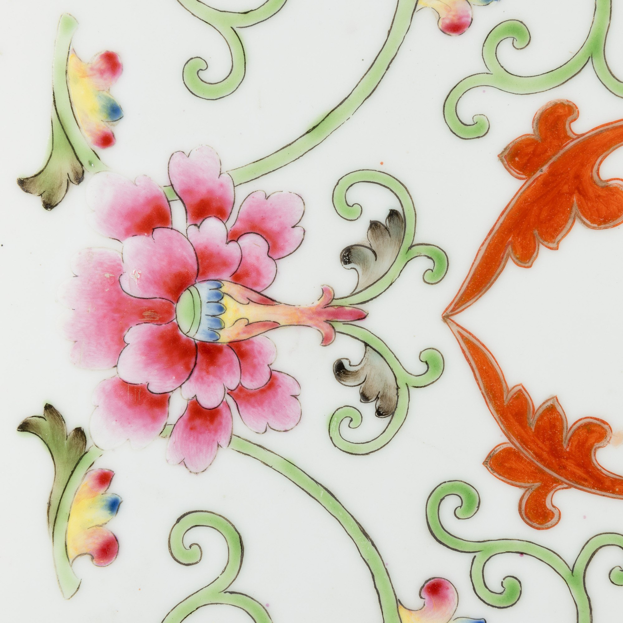 Grande Placca in Porcellana Famiglia Rosa Raffigurante Bimbi e Decori Floreali, Cina, Repibblica