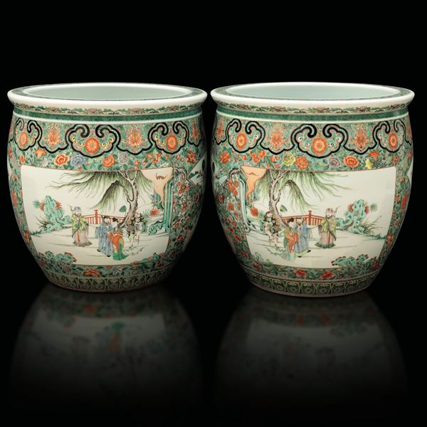 Coppia di grandi Cachepot in porcellana Famiglia Verde raffiguranti scene di corte entro riserve e decori  [..]