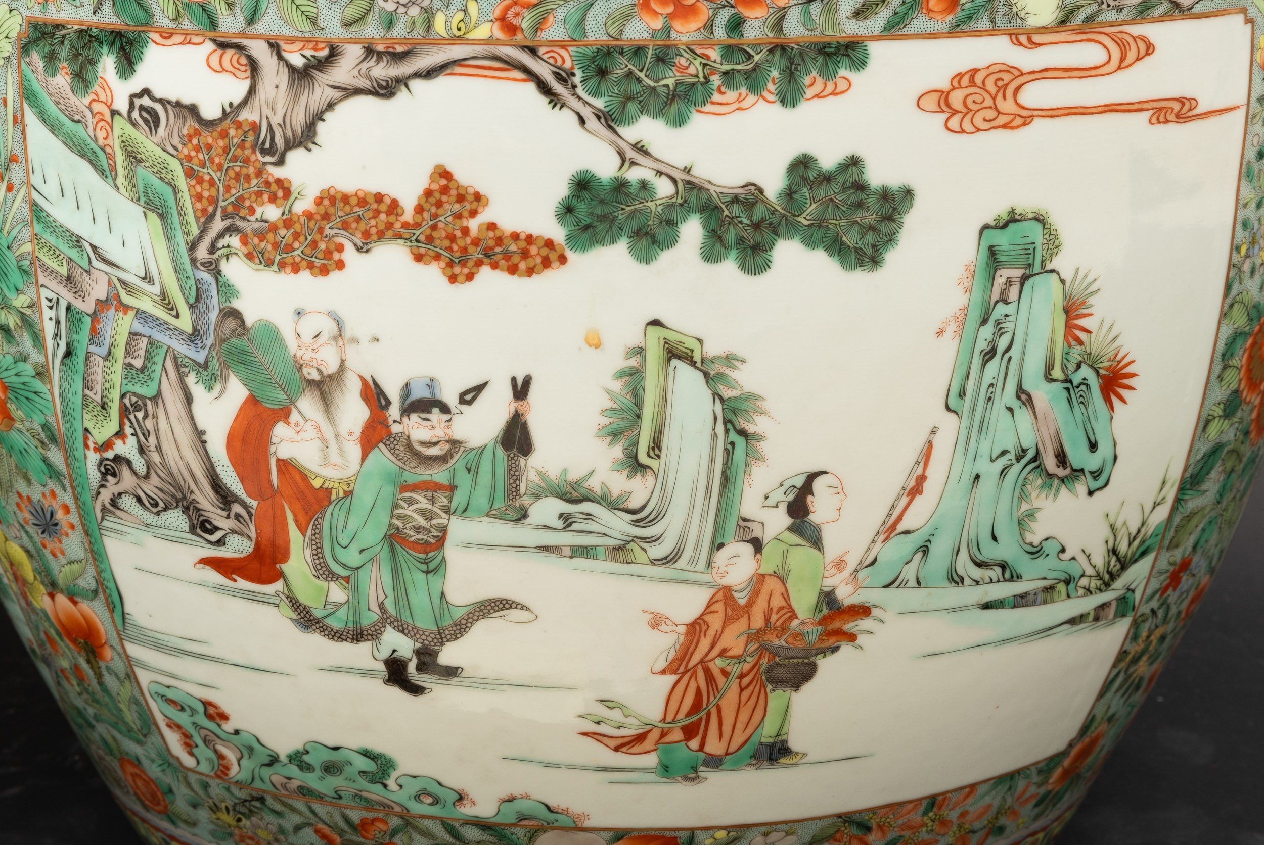 Coppia di Grandi Cachepot in Porcellana Famiglia Verde Raffiguranti Scene di Corte Entro Riserve ...
