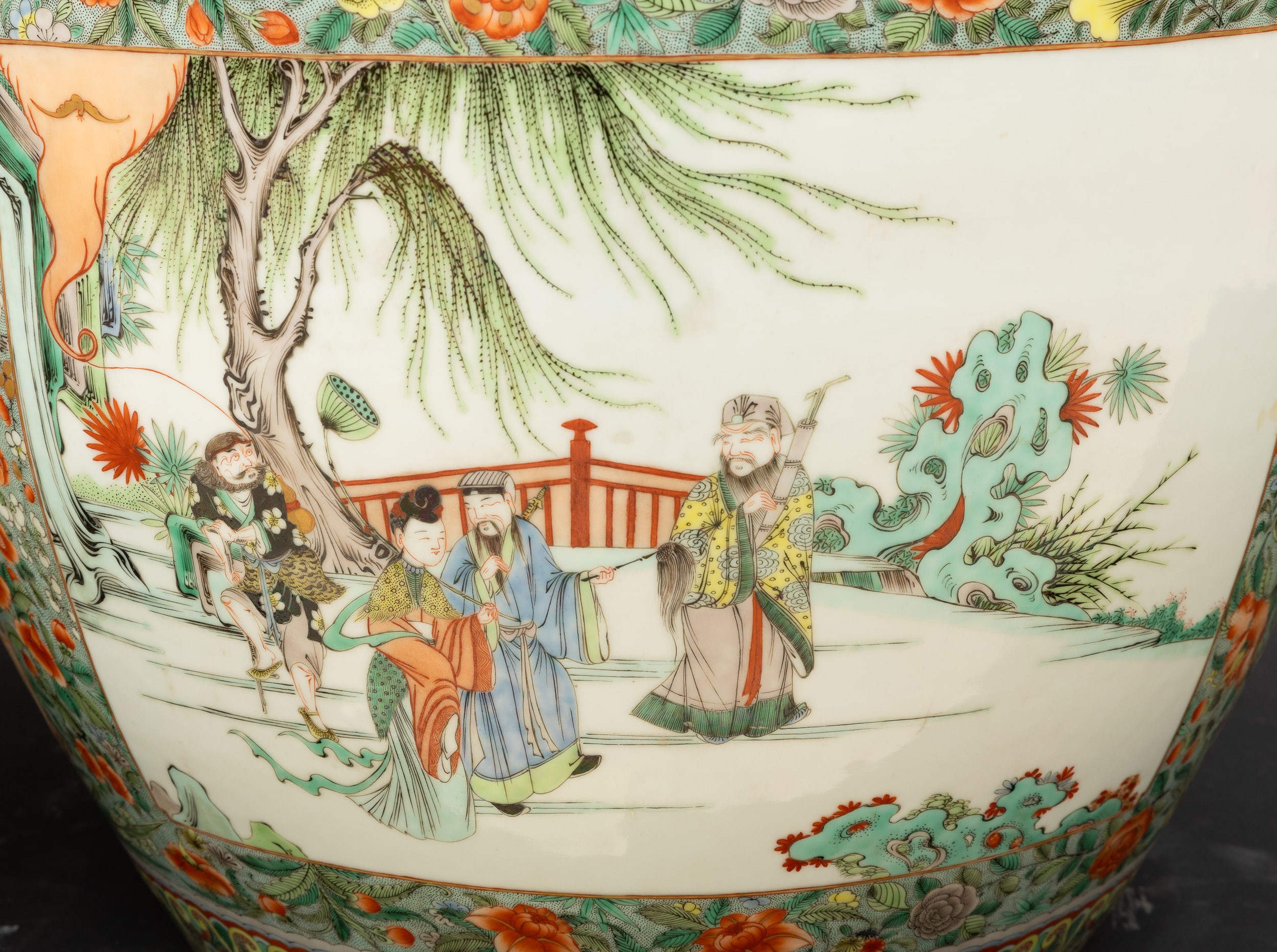 Coppia di Grandi Cachepot in Porcellana Famiglia Verde Raffiguranti Scene di Corte Entro Riserve ...
