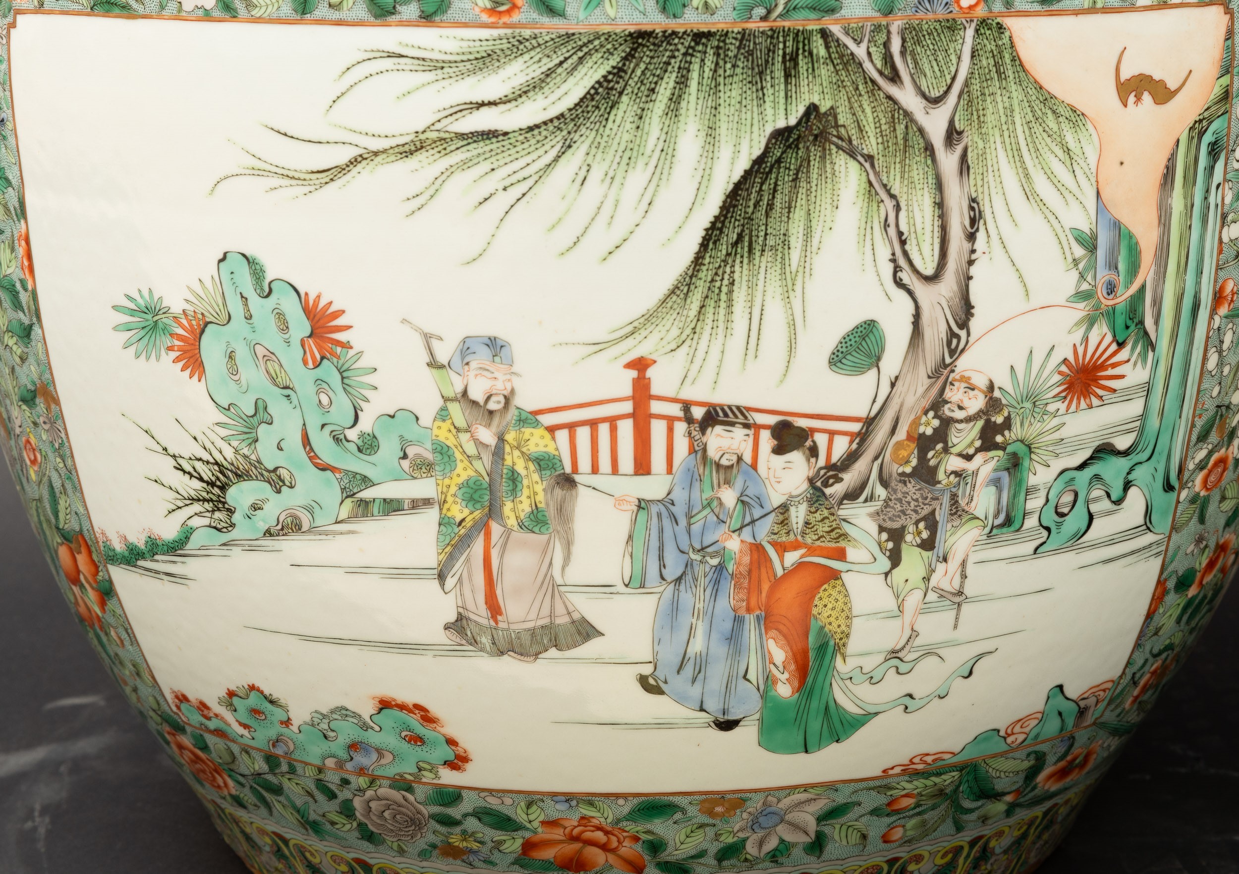 Coppia di Grandi Cachepot in Porcellana Famiglia Verde Raffiguranti Scene di Corte Entro Riserve ...