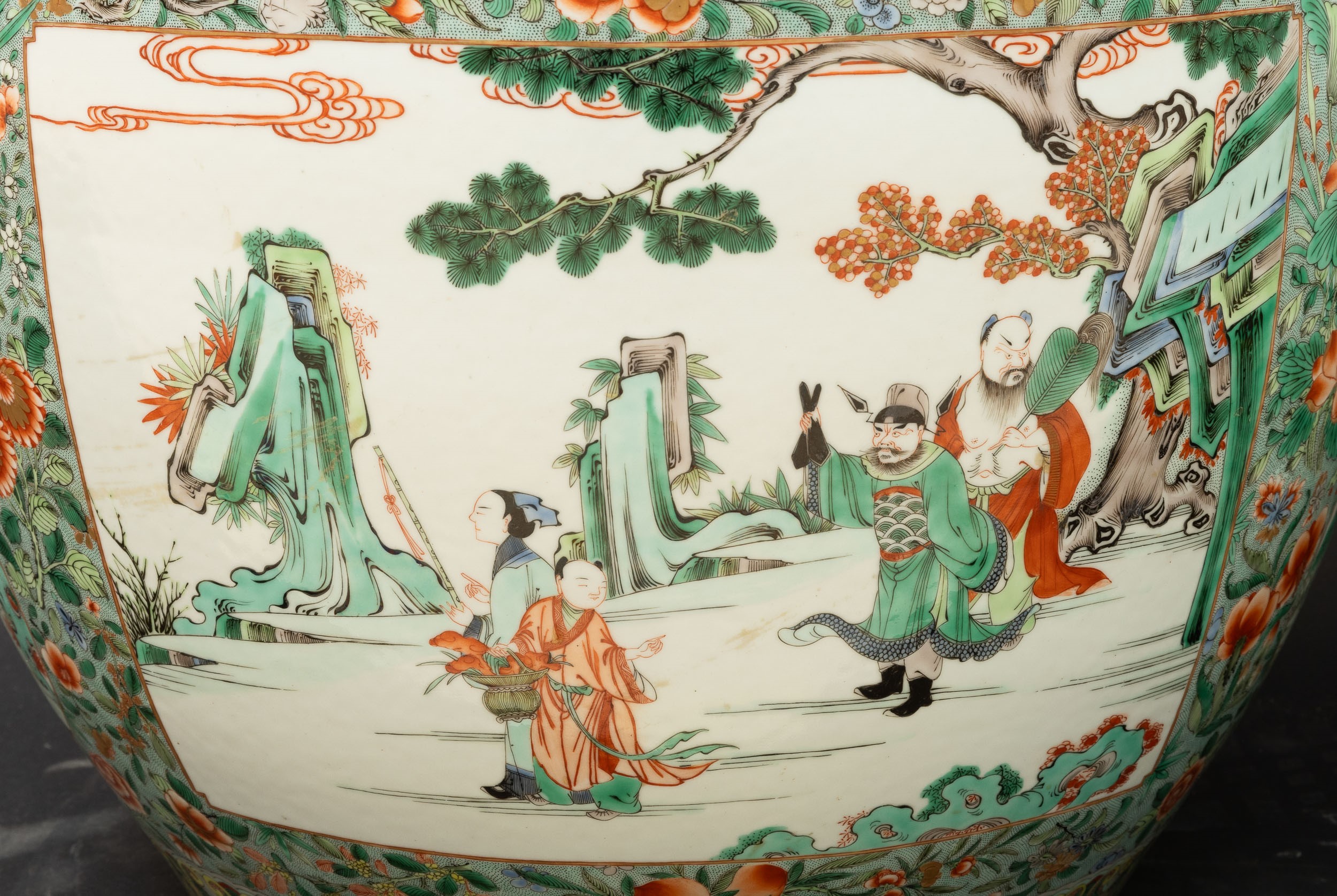 Coppia di Grandi Cachepot in Porcellana Famiglia Verde Raffiguranti Scene di Corte Entro Riserve ...