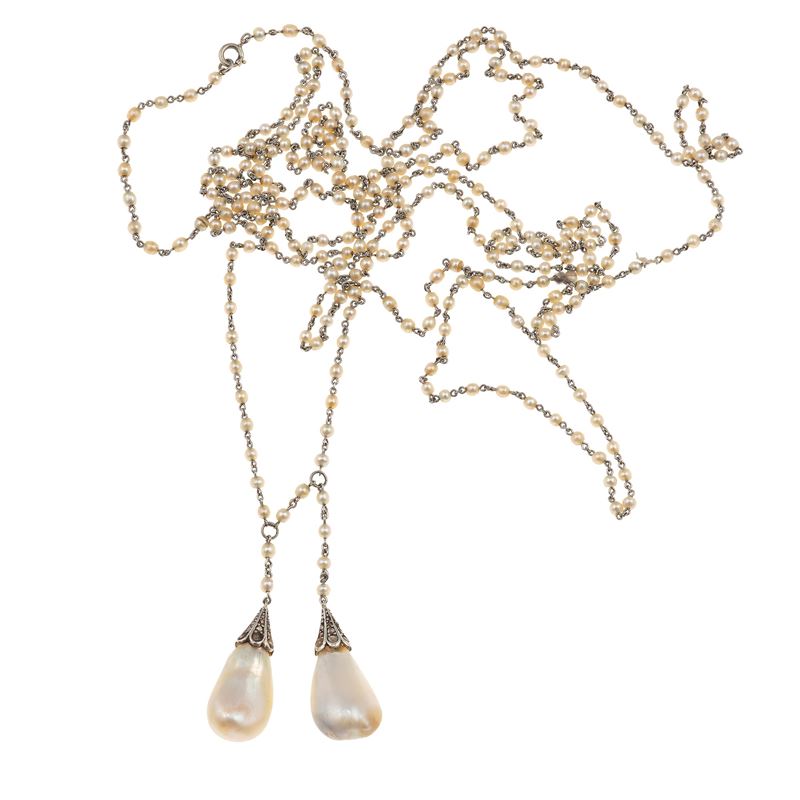 Sautoir con due perle naturali, acqua salata, di ct 18.56 e 21.05 con piccole perline sulla catena  - Asta Fine Jewellery - Cambi Casa d'Aste