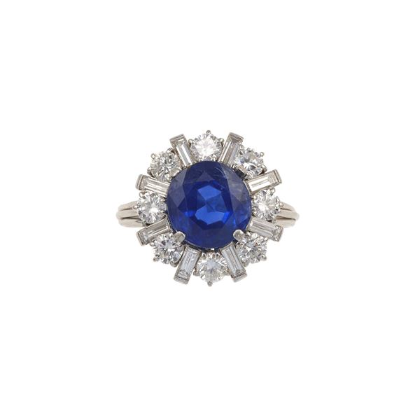 Sri Lanka sapphire weighing 4.58 carats and diamond ring. Gemmological Report R.A.G. Torino n. C25012mn
