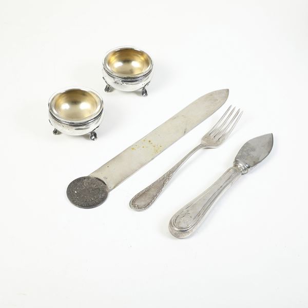 Lotto composto da coppia di salierine e varie posate in argento. XX secolo