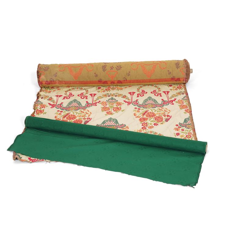 Lotto di due pezze una in seta con decori floreali ed uccellini, una in cotone verde  - Auction Antique carpets from the collection of Manlio and Raoul Cabib | Second Part - Cambi Casa d'Aste