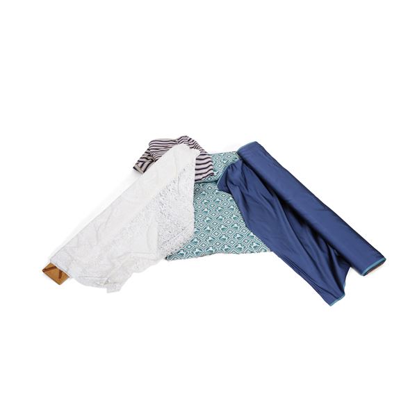 Lotto composto da quattro pezze tre di cotone ed una di pizzo