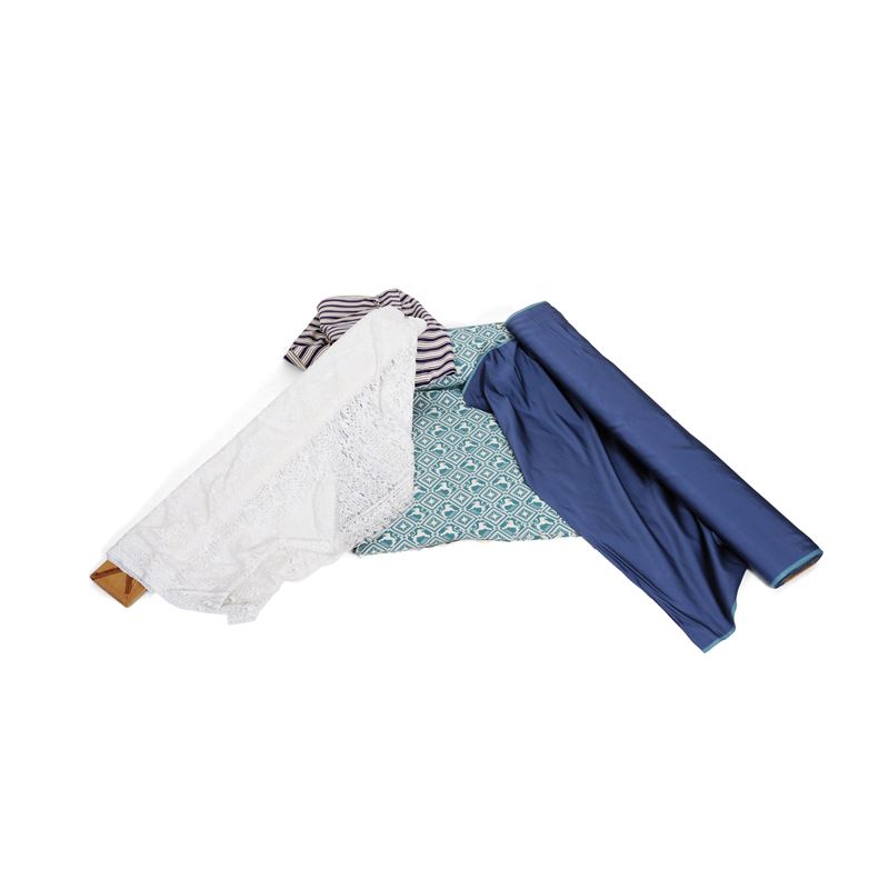 Lotto composto da quattro pezze tre di cotone ed una di pizzo  - Asta Tappeti antichi dalla collezione di Manlio e Raoul Cabib | Seconda Parte - Cambi Casa d'Aste