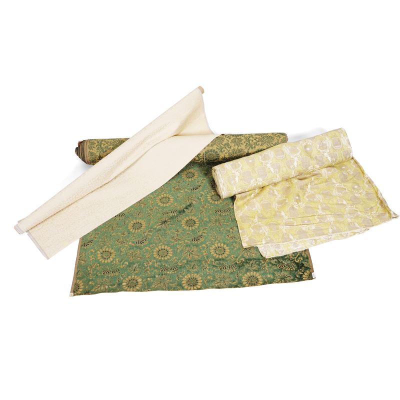 Lotto di tre pezze di cui una in velluto intagliato verde  - Asta Tappeti antichi dalla collezione di Manlio e Raoul Cabib | Seconda Parte - Cambi Casa d'Aste