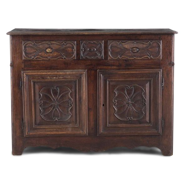 Credenza in noce. Piemonte, XVIII secolo