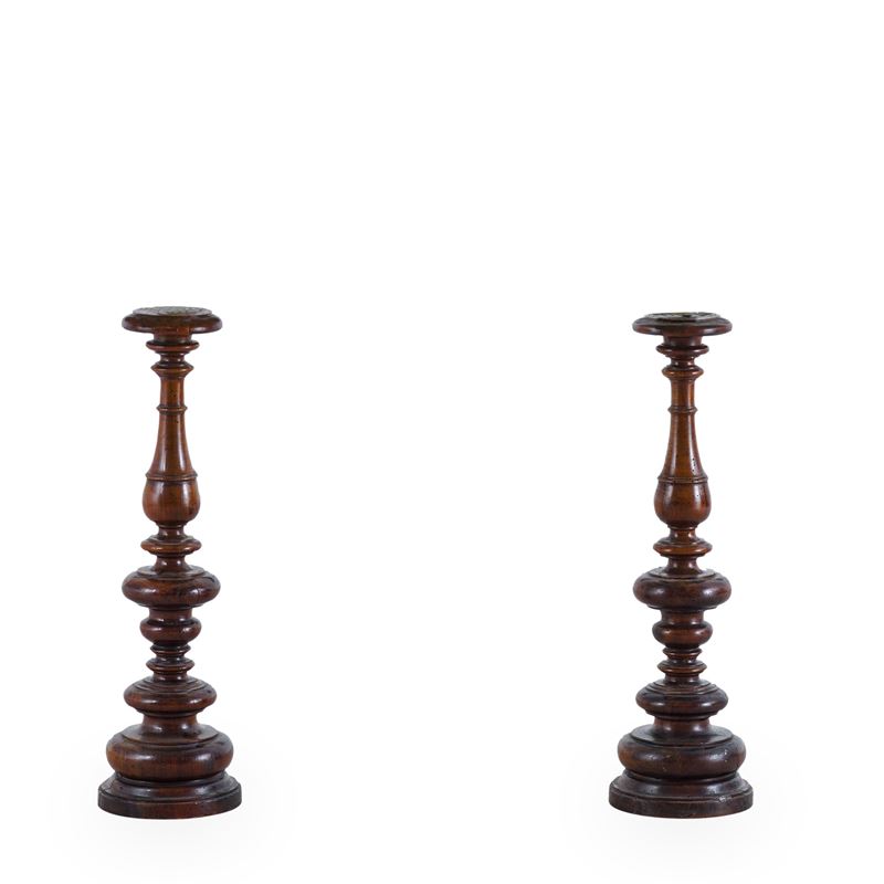 Coppia di torciere in legno tornito a balaustro. Toscana, XVI secolo  - Asta Dimore Italiane - Cambi Casa d'Aste