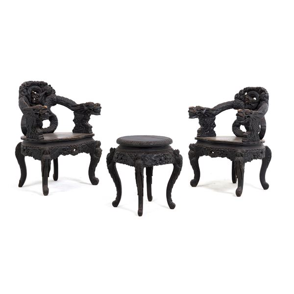 Salottino composto da due sedie e un tavolino in legno intagliato raffigurante draghi, Cina, Dinastia Qing, fine XIX secolo