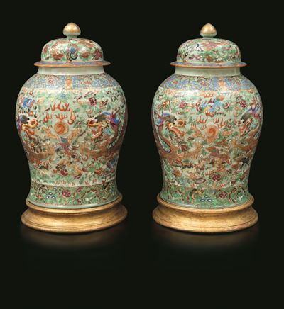 Coppia di Potiches in Porcellana Policroma Raffigurante Draghi con Decori a Rilievo, Cina, Dinast...
