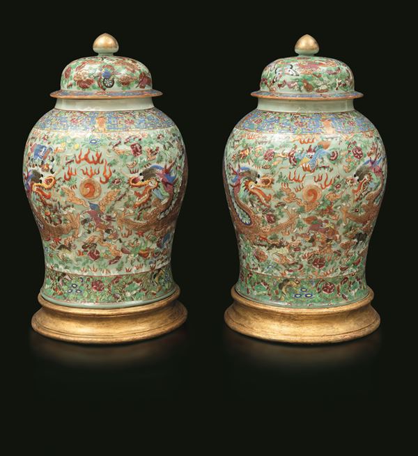 Coppia di Potiches in porcellana a fondo Celadon raffigurante draghi con decori a rilievo, Cina, Dinastia Qing, XIX secolo