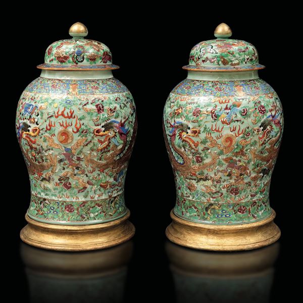 Coppia di Potiches in porcellana policroma raffigurante draghi con decori a rilievo, Cina, Dinastia Qing, XIX secolo