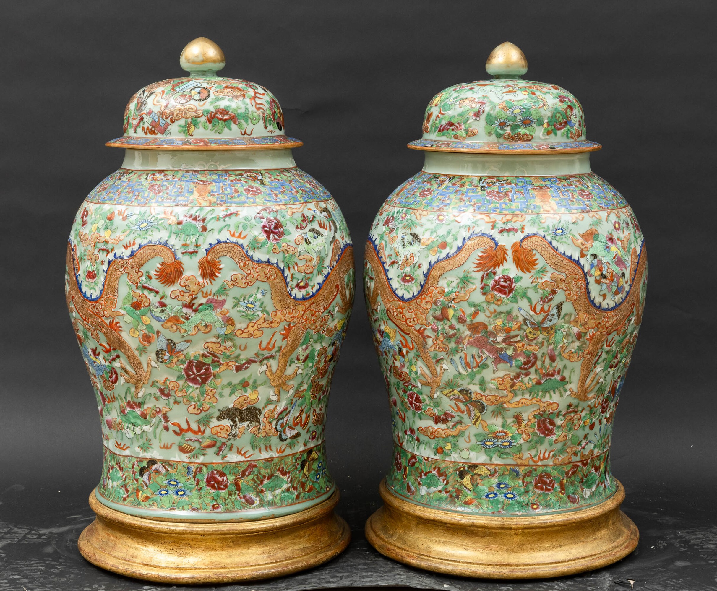 Coppia di Potiches in Porcellana Policroma Raffigurante Draghi con Decori a Rilievo, Cina, Dinast...