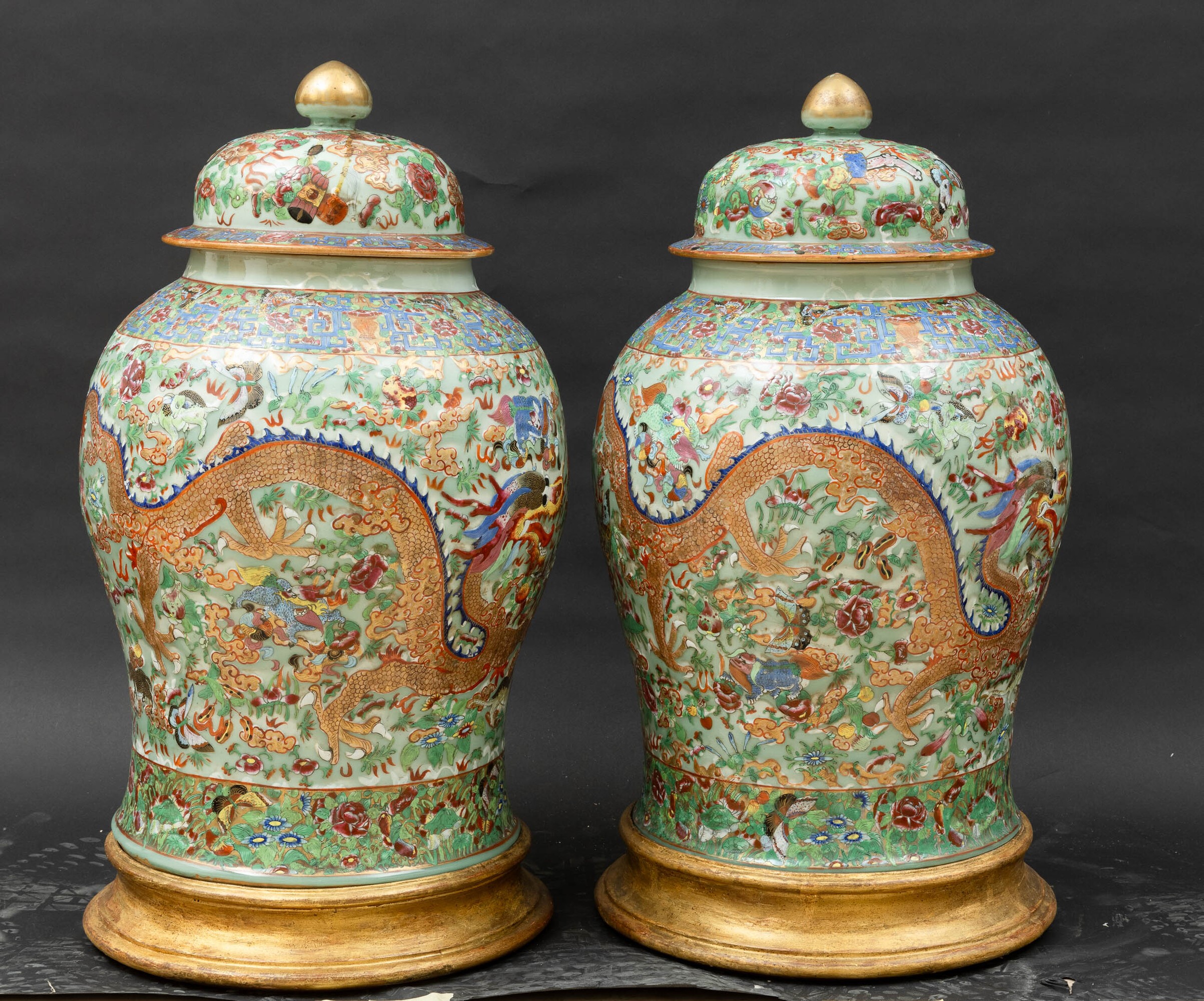 Coppia di Potiches in Porcellana Policroma Raffigurante Draghi con Decori a Rilievo, Cina, Dinast...