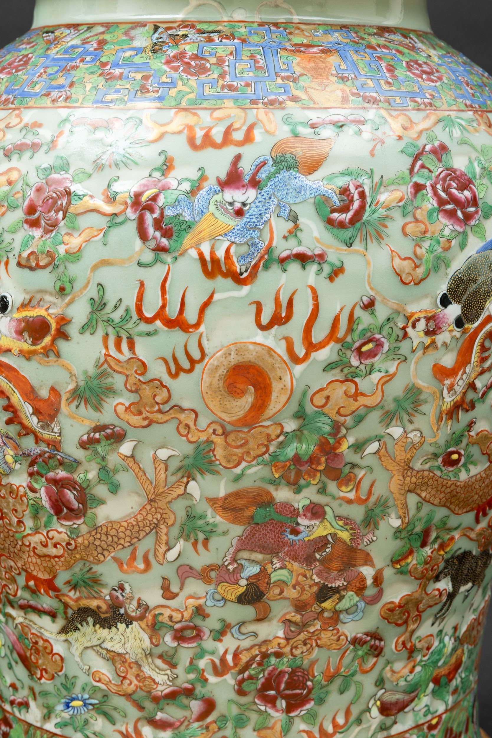 Coppia di Potiches in Porcellana Policroma Raffigurante Draghi con Decori a Rilievo, Cina, Dinast...