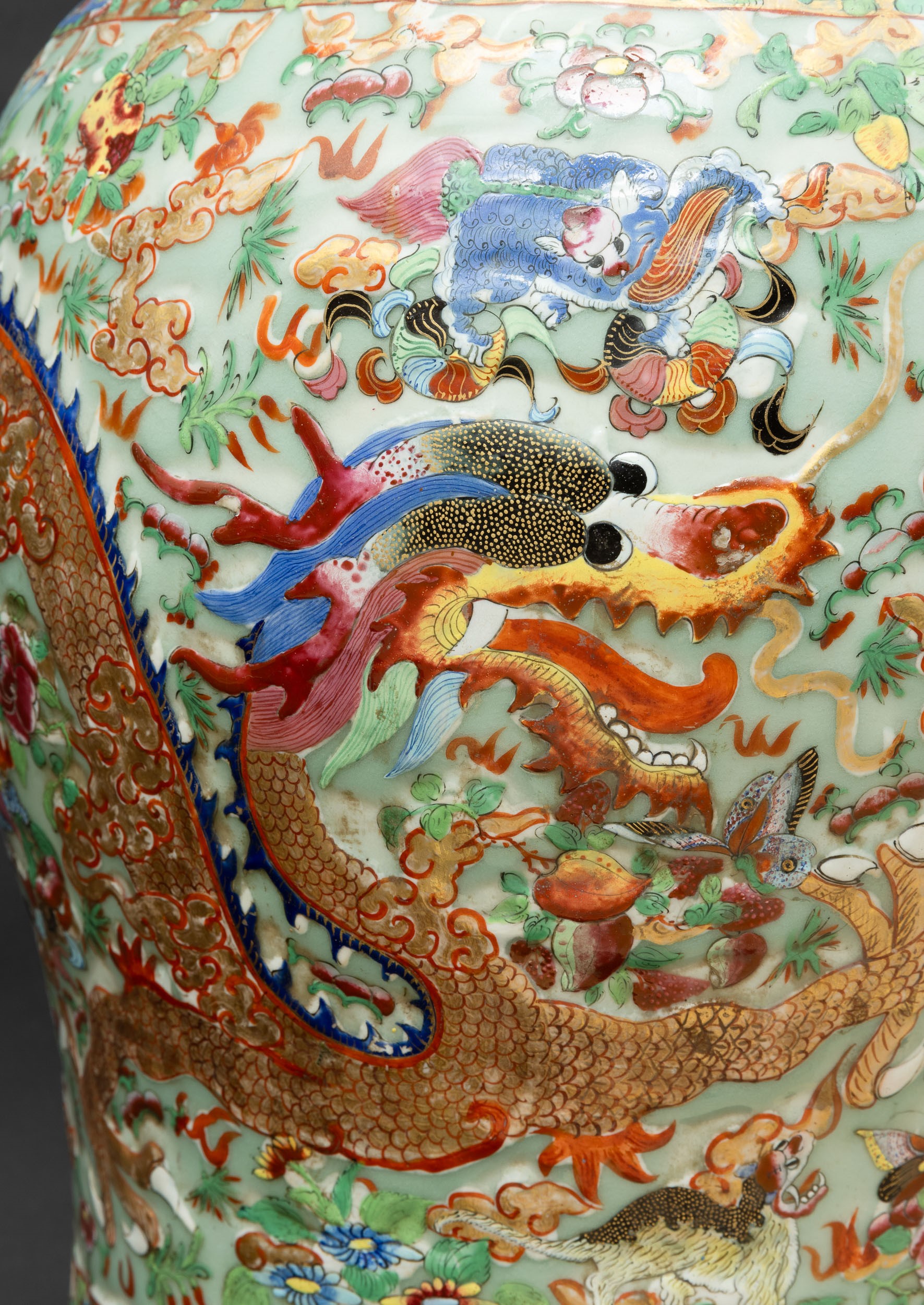 Coppia di Potiches in Porcellana Policroma Raffigurante Draghi con Decori a Rilievo, Cina, Dinast...