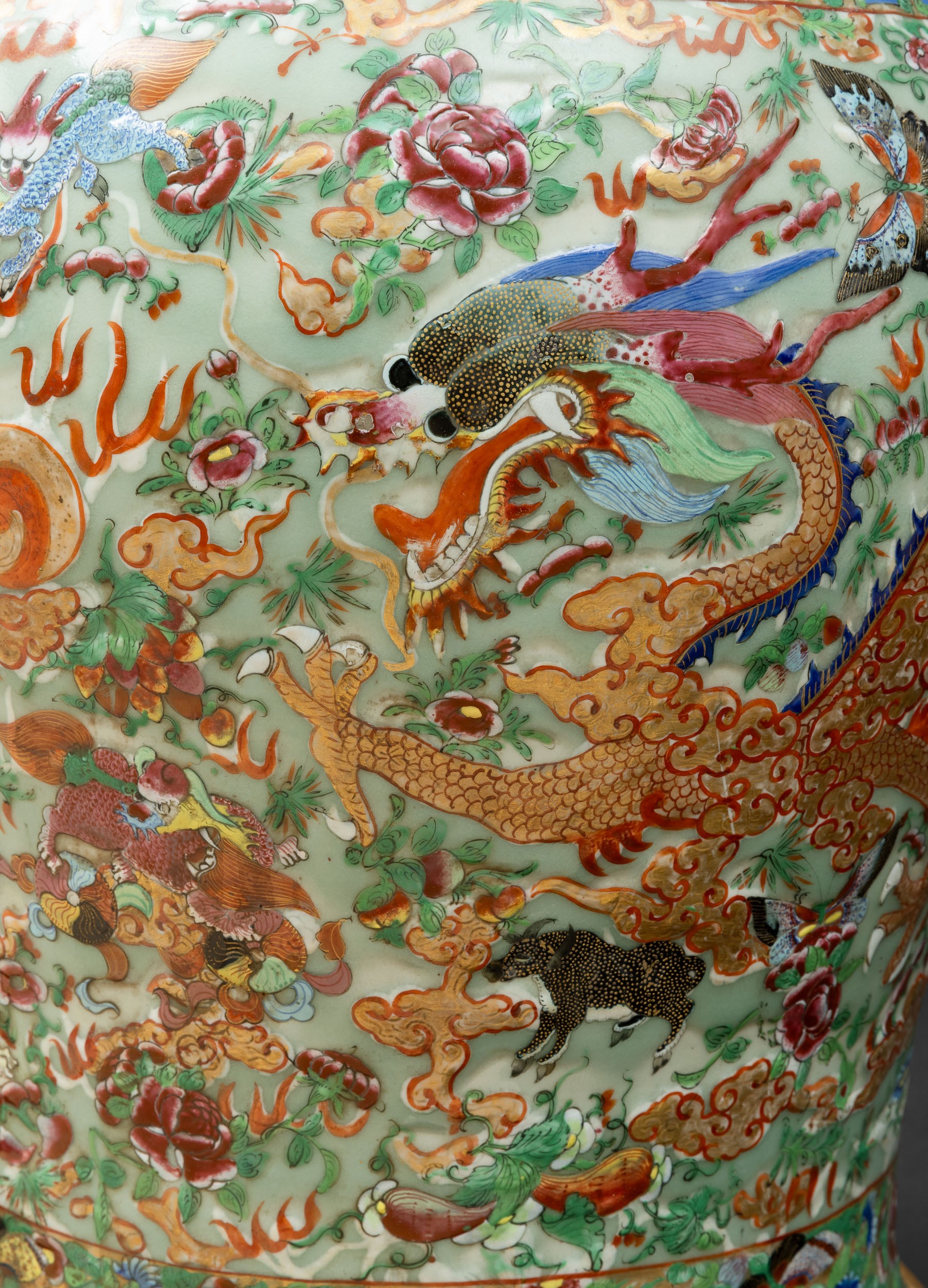Coppia di Potiches in Porcellana Policroma Raffigurante Draghi con Decori a Rilievo, Cina, Dinast...