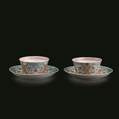 Lotto Composto di Coppia di Tazzine con Sottopiatto in Porcellana Famiglia Rosa, Cina, Dinastia Q...