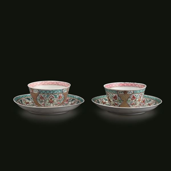 Lotto composto di coppia di tazzine con sottopiatto in porcellana Famiglia Rosa, Cina, Dinastia Qing, epoca Qianlong (1736-1796)