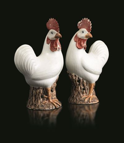 Coppia di Figure di Galli in Porcellana con Invetriatura Bianca, Cresta e Collo a Smalto Rosso, C...