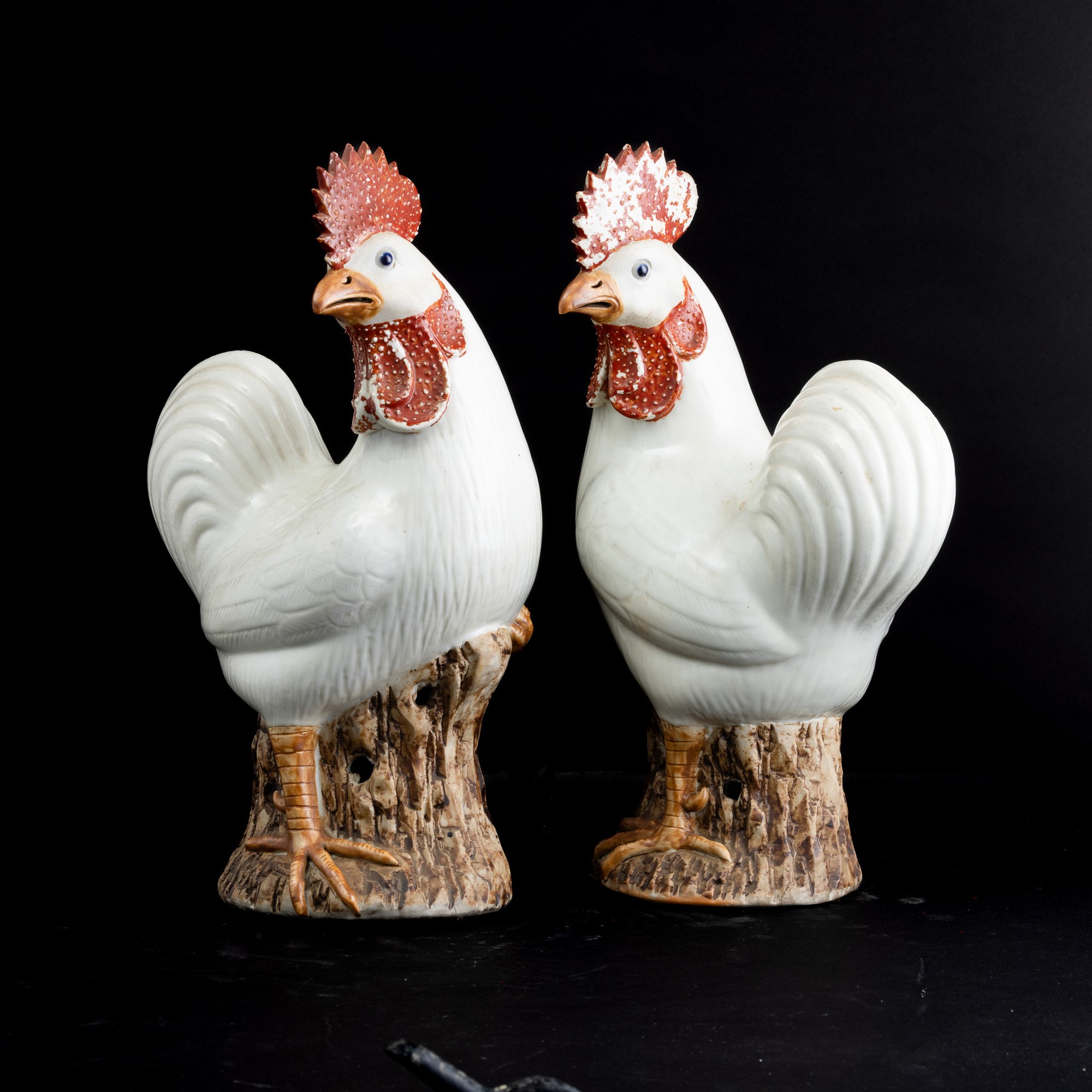 Coppia di Figure di Galli in Porcellana con Invetriatura Bianca, Cresta e Collo a Smalto Rosso, C...