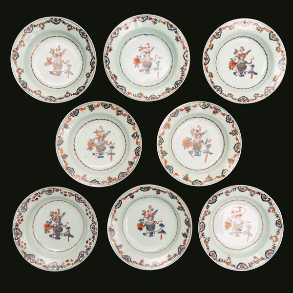 Lotto composto di otto piatti in porcellana Imari a motivi floreali, Cina, Dinastia Qing, XVIII secolo