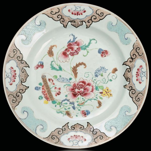 Grande piatto in porcellana Famiglia Rosa a soggetto naturalistico, Cina, Dinastia Qing, XVIII secolo