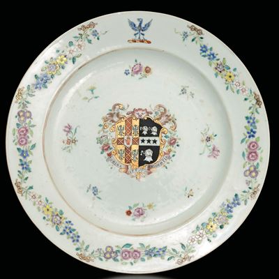 Piatto in Porcellana Famiglia Rosa con Stemma Araldico Nobiliare e Motivi Floreali, Cina, Dinasti...
