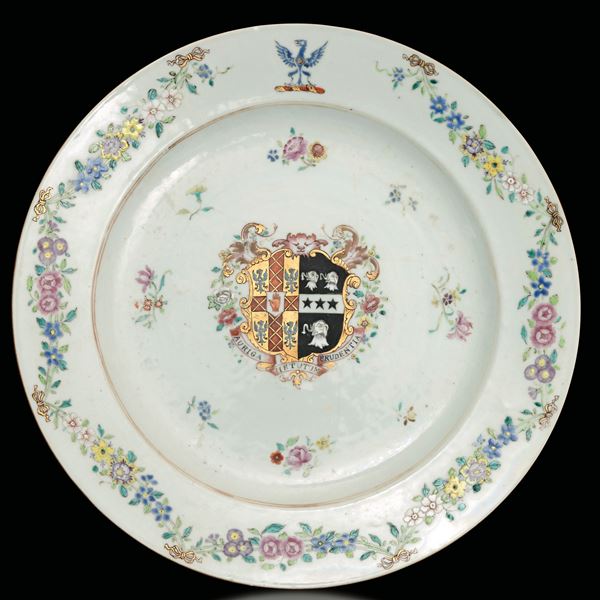 Piatto in porcellana Famiglia Rosa con stemma araldico nobiliare e motivi floreali, Cina, Dinastia Qing, epoca Qianlong (1736-1796)