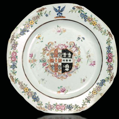 Piatto in Porcellana Famiglia Rosa con Stemma Araldico Nobiliare e Decori Floreali, Cina, Compagn...