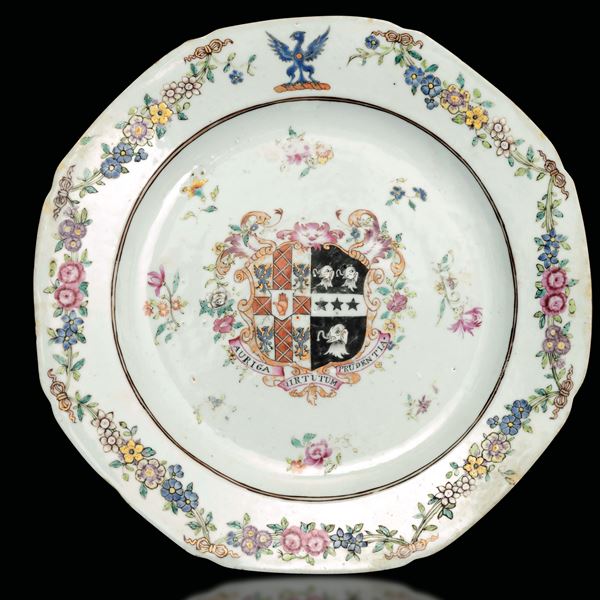Piatto in porcellana Famiglia Rosa con stemma araldico nobiliare e decori floreali, Cina, Compagnia delle Indie, Cina, Dinastia Qing, epoca Qianlong (1736-1796)