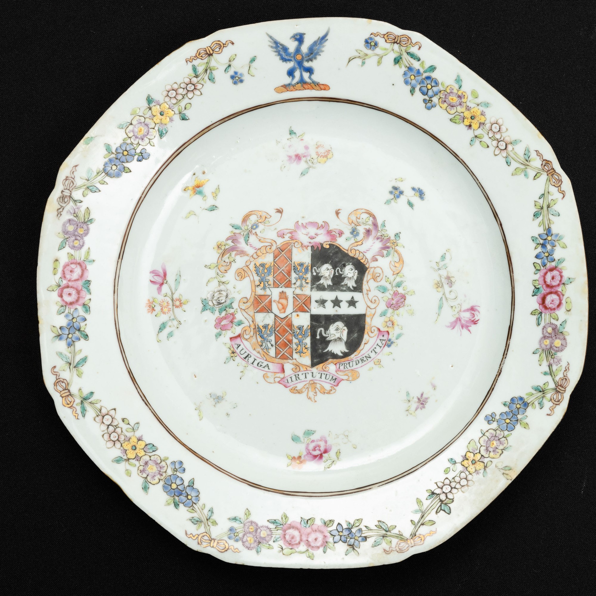 Piatto in Porcellana Famiglia Rosa con Stemma Araldico Nobiliare e Decori Floreali, Cina, Compagn...
