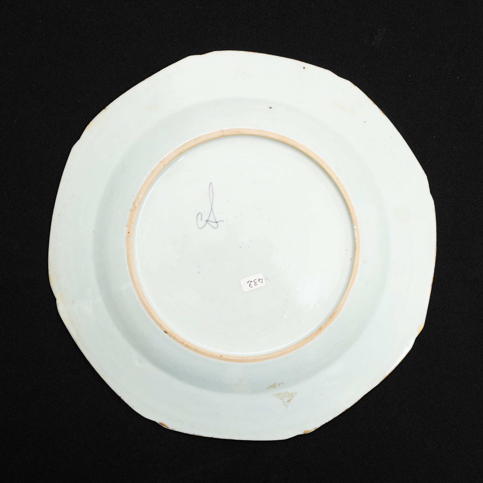 Piatto in Porcellana Famiglia Rosa con Stemma Araldico Nobiliare e Decori Floreali, Cina, Compagn...