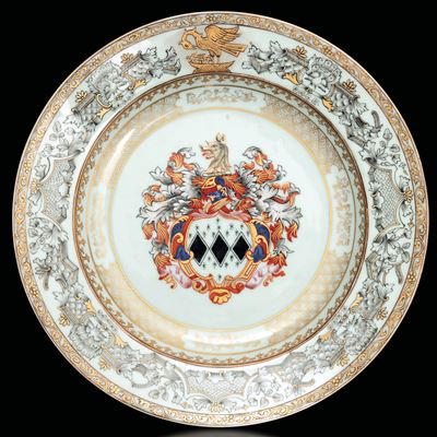 Piatto in Porcellana Famiglia Rosa e Grisaille con Stemma Araldico Nobiliare e Decori Blu e Dorat...