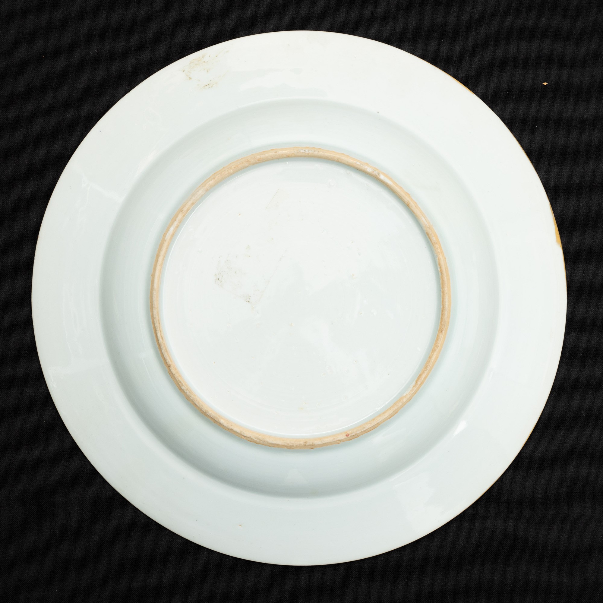 Piatto in Porcellana Famiglia Rosa e Grisaille con Stemma Araldico Nobiliare e Decori Blu e Dorat...