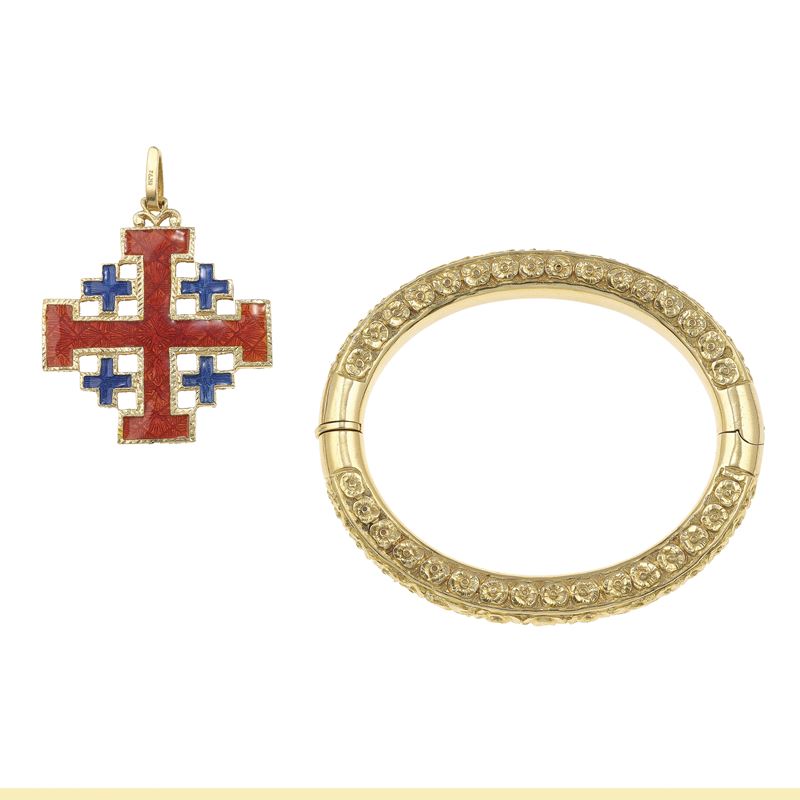 Lotto composto da bracciale rigido inciso e pendente “Croce di Gerusalemme” con smalti policromi  - Asta Gioielli - Cambi Casa d'Aste