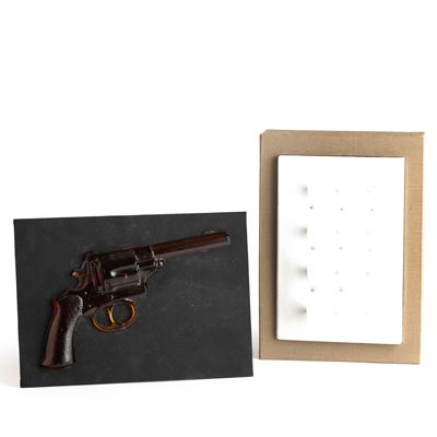 Hommage à Carl Laszlo, pistola in resina e cartone, 1968