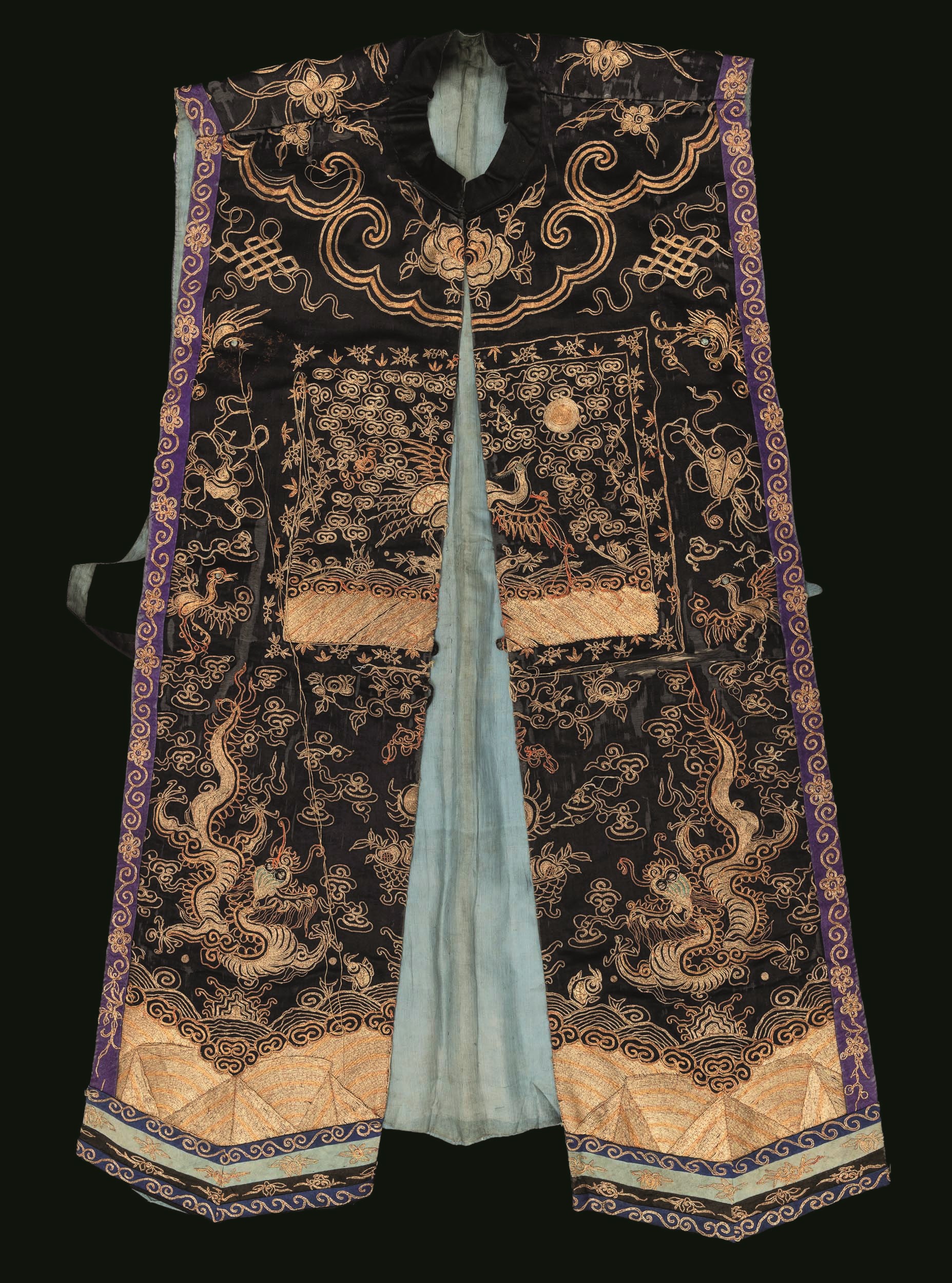 Cina, Dinastia Qing (XIX secolo), Sopravveste femminile tipo jifu senza maniche in satin di seta,...