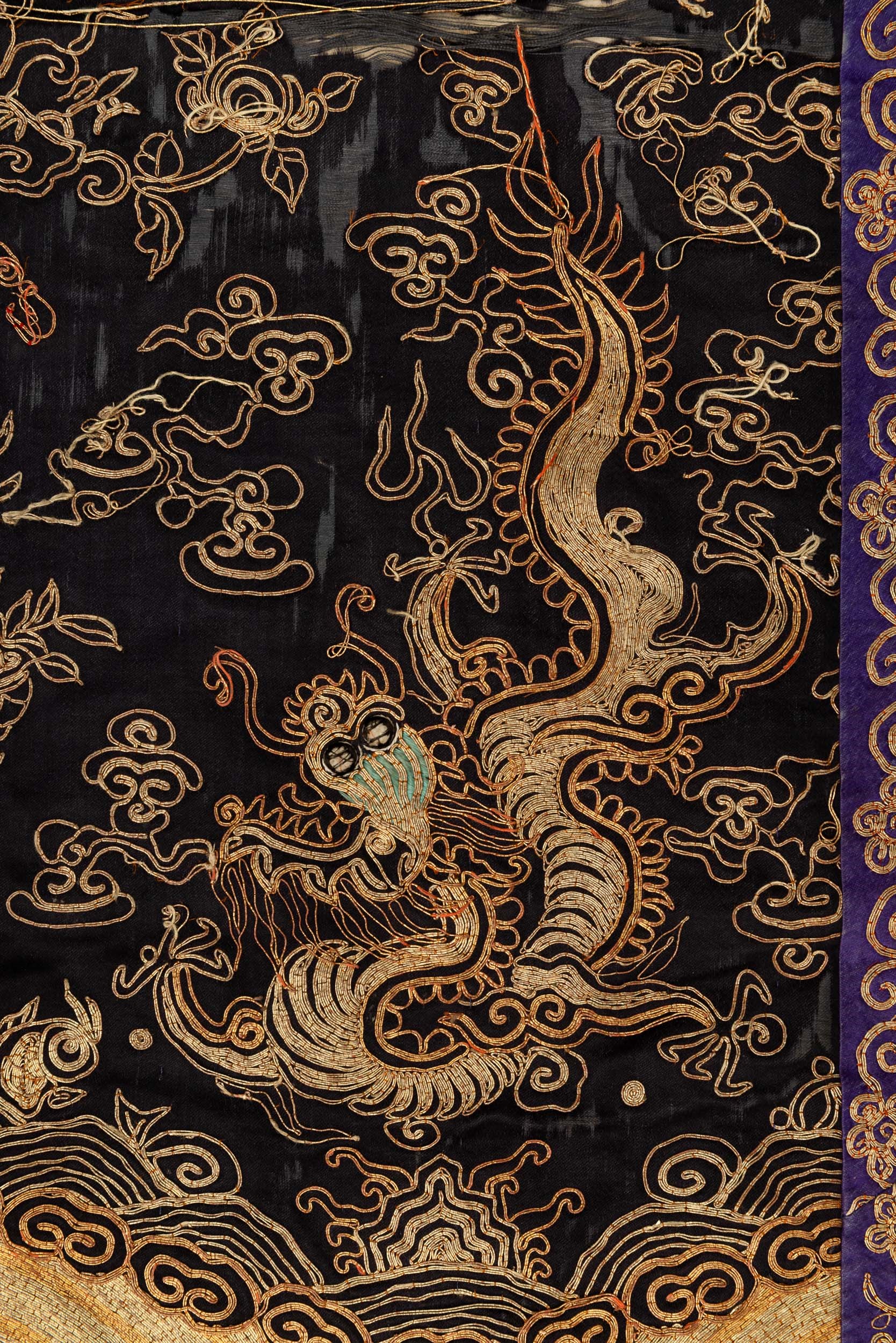 Cina, Dinastia Qing (XIX secolo), Sopravveste femminile tipo jifu senza maniche in satin di seta,...