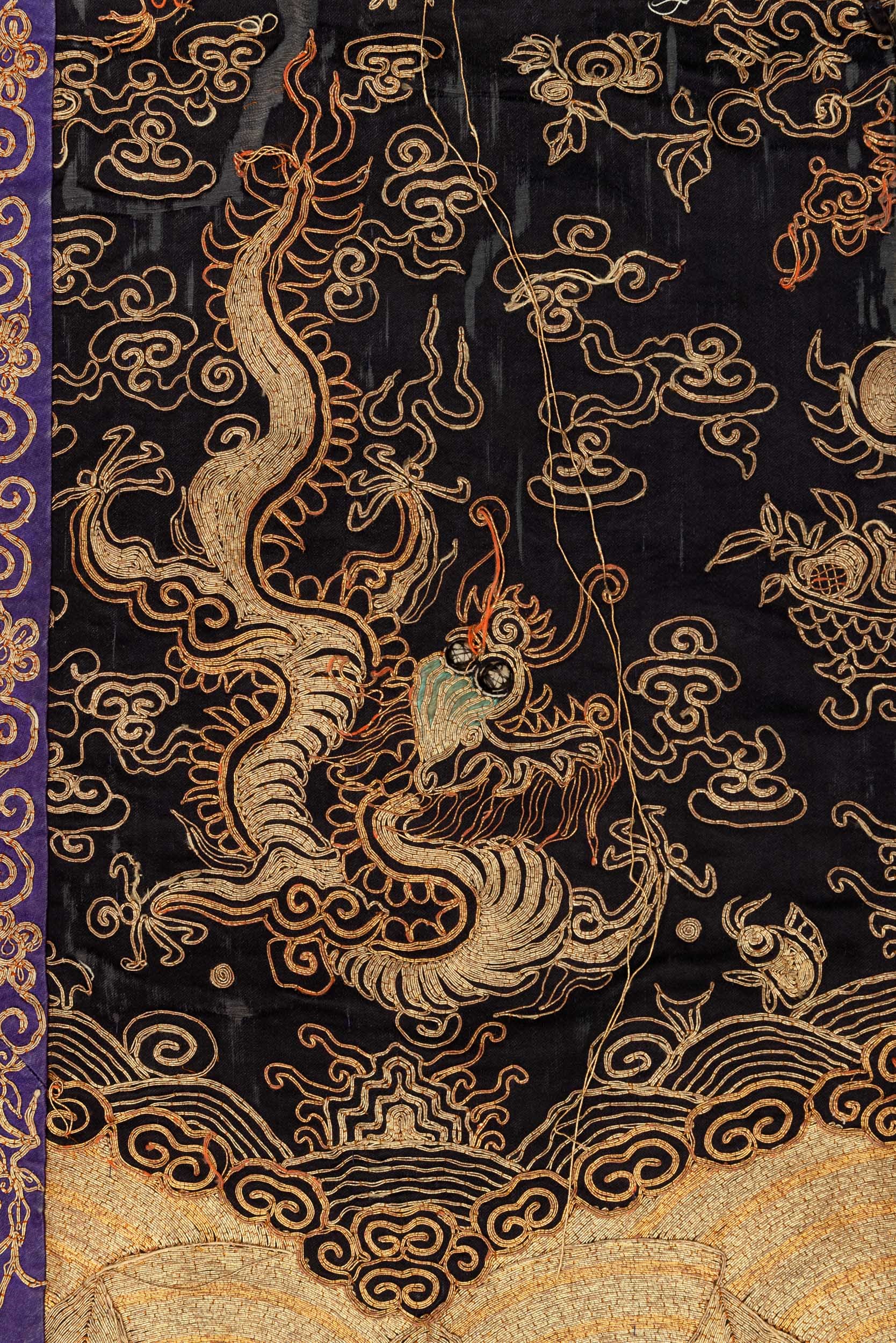 Cina, Dinastia Qing (XIX secolo), Sopravveste femminile tipo jifu senza maniche in satin di seta,...