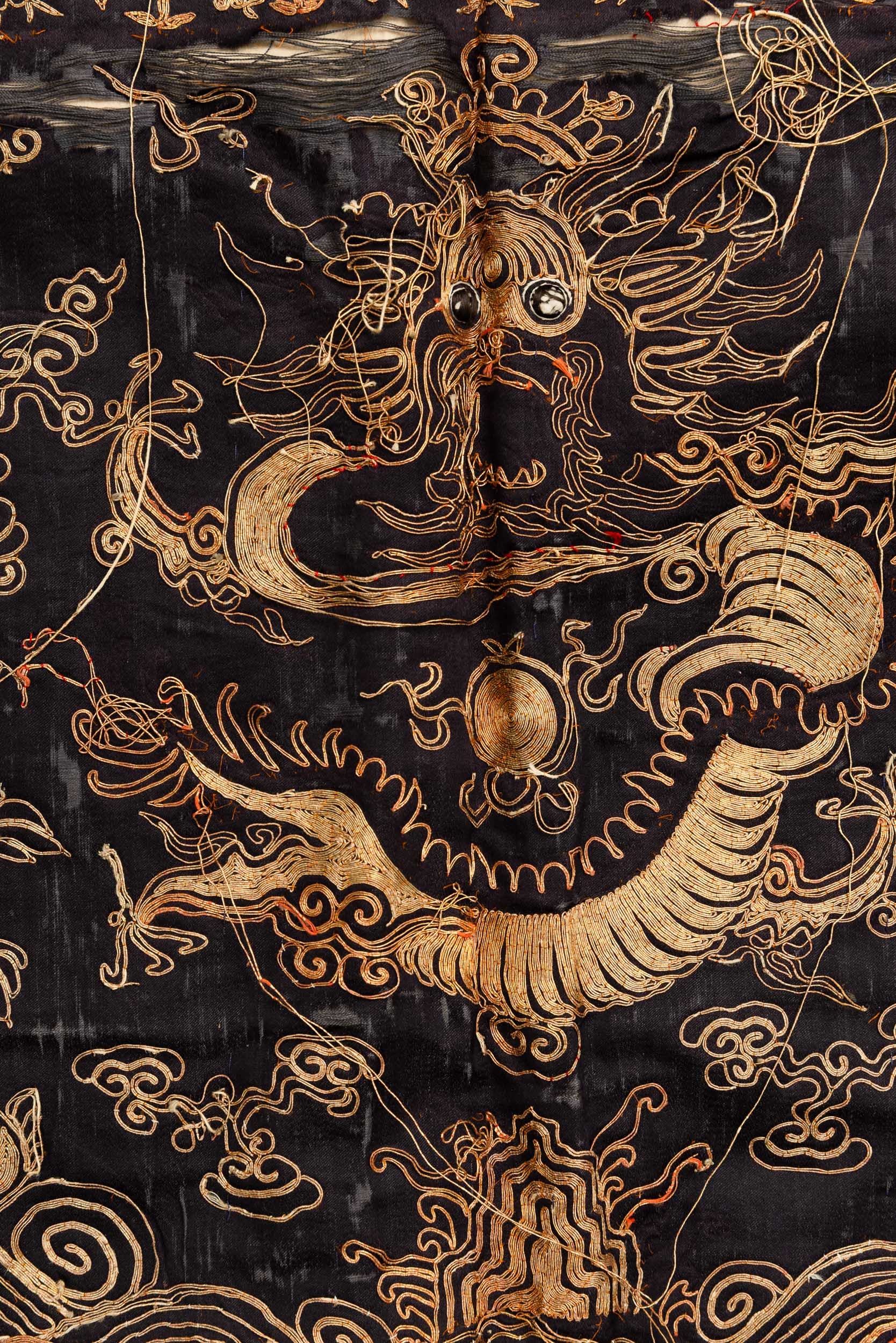 Cina, Dinastia Qing (XIX secolo), Sopravveste femminile tipo jifu senza maniche in satin di seta,...