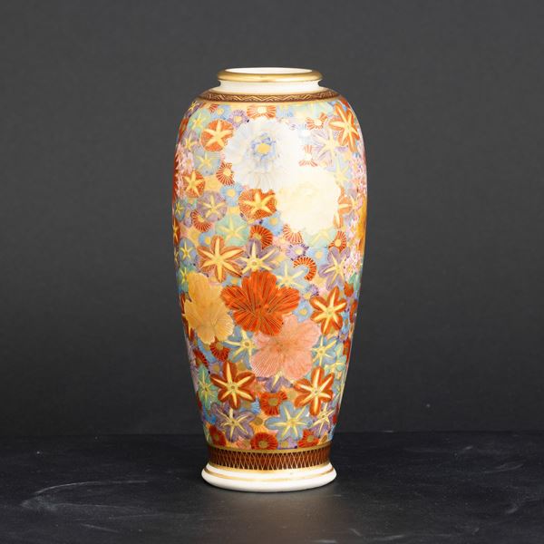 Vaso in porcellana a motivi floreali, Cina, XX secolo